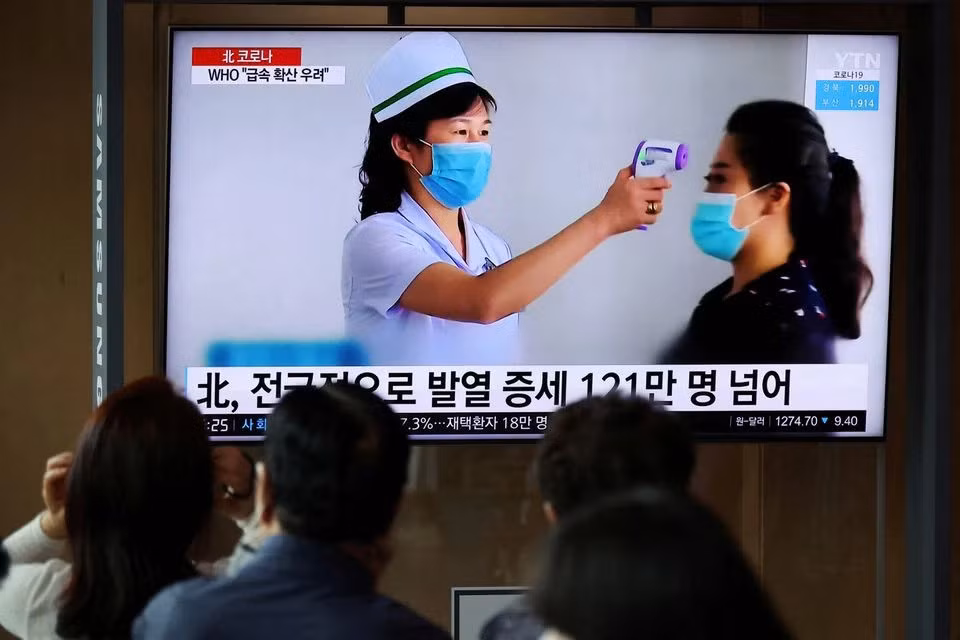 Người dân xem TV phát bản tin về đợt bùng phát dịch COVID-19 ở Triều Tiên, tại một nhà ga ở Seoul, Hàn Quốc. Ảnh: Reuters