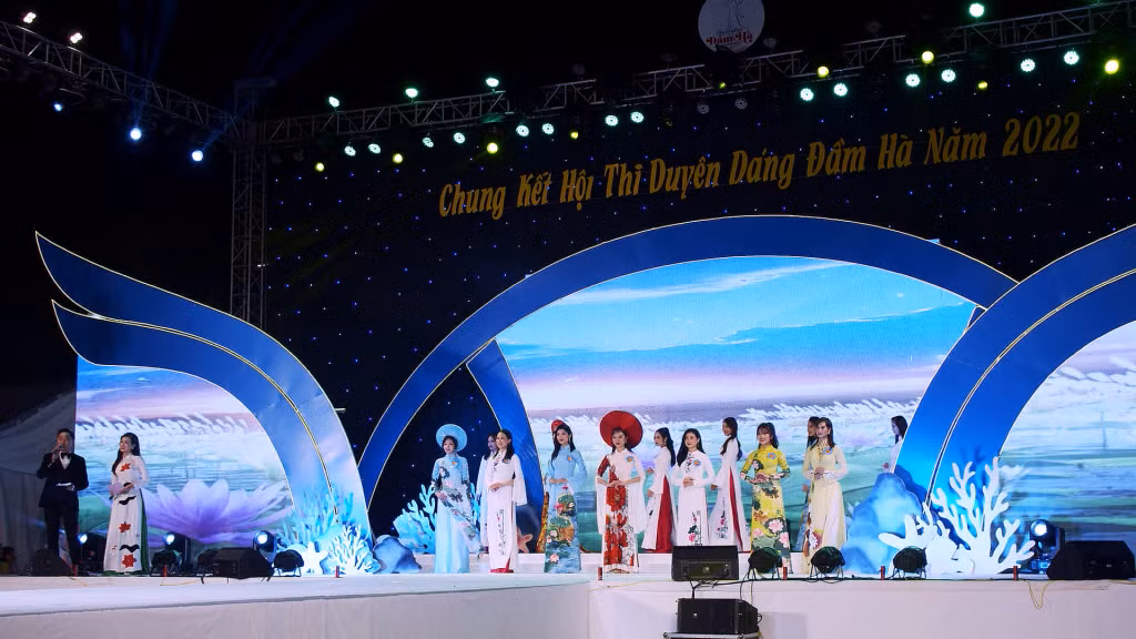 Sân khấu đêm chung kết Duyên dáng Đầm Hà 2022