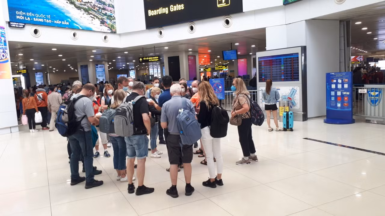 Một đoàn khách quốc tế đến sân bay Nội Bài.