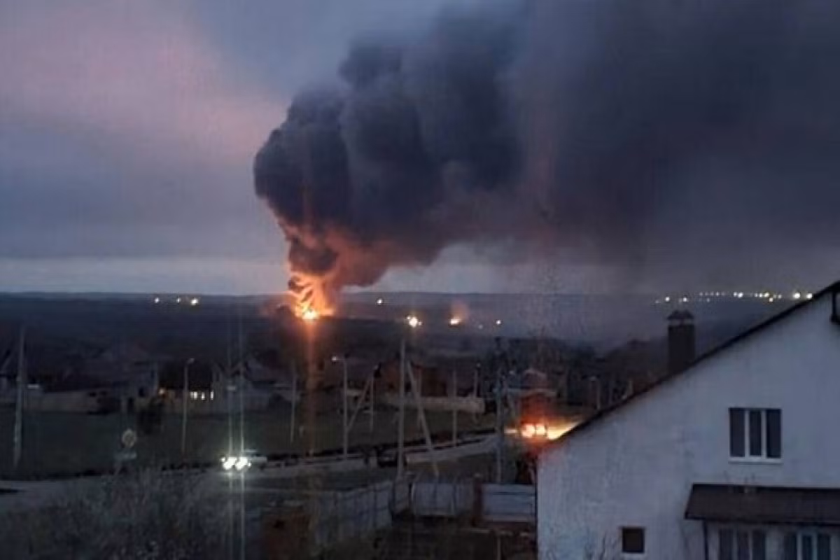 Ít nhất 4 vụ nổ đã làm rung chuyển thành phố Sevastopol, Crimea trong đêm 18/8. Ảnh: Twitter