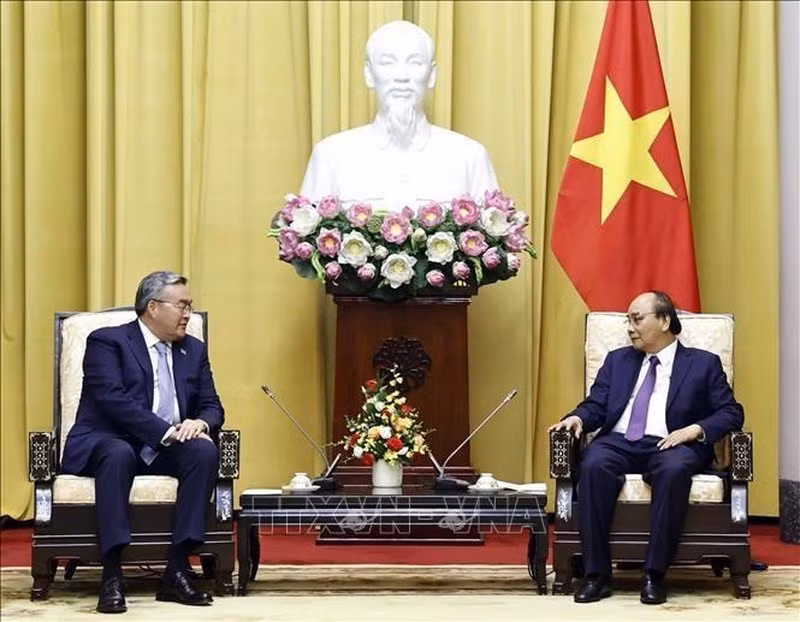 Chủ tịch nước Nguyễn Xuân Phúc tiếp Phó Thủ tướng, Bộ trưởng Ngoại giao Kazakhstan Mukhtar Tileuberdi. (Ảnh: TTXVN)