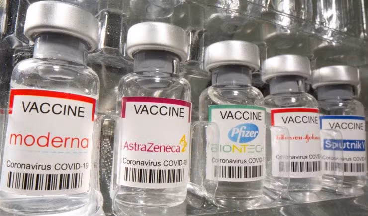 Các lọ vaccine COVID-19 của Moderna, AstraZeneca, Pfizer - BioNtech, Johnson &amp; Johnson, và Sputnik V. Ảnh: Yonhap
