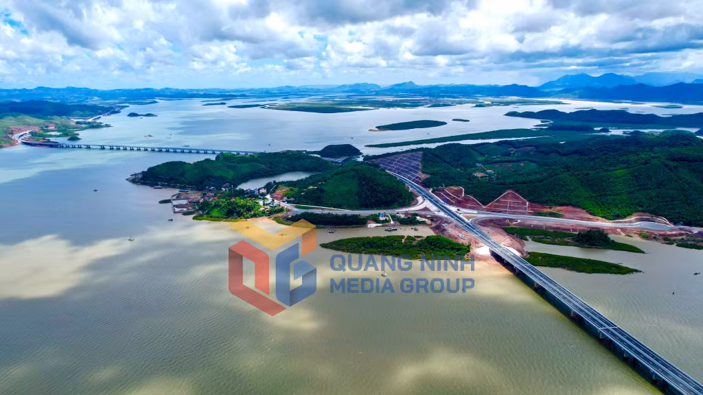 Cao tốc Vân Đồn - Tiên Yên nhìn từ trên cao (8-2022). Ảnh: Đỗ Phương