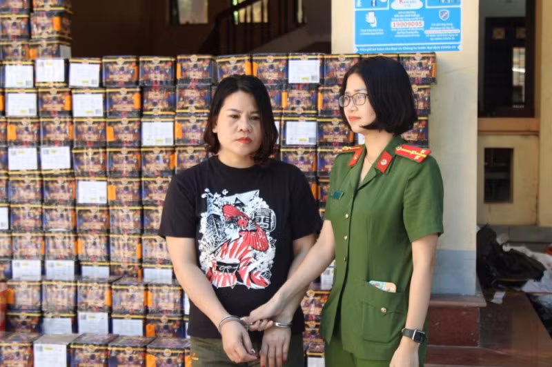 Đối tượng Mai Thị Lý bị bắt quả tang về hành vi tàng trữ hàng cấm là gần 900kg pháo
