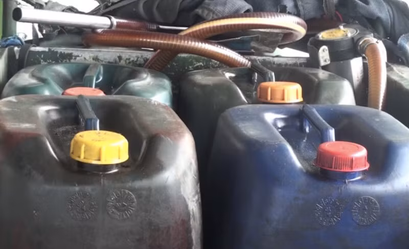 Những can dầu diesel bị các đối tượng rút ruột từ xe bồn chở dầu.