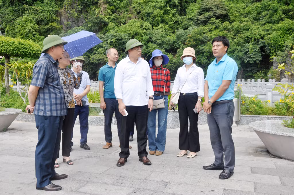 Ông Phạm Ngọc Thuỷ (đứng giữa) cùng các thành viên đoàn kiểm tra khảo sát việc quá tải cục bộ tại cảng bến khu vực Thiên Cung - Đầu Gỗ trên Vịnh Hạ Long.