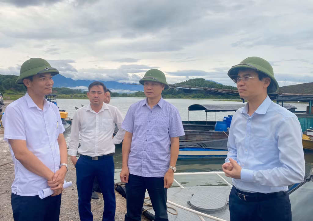 Đồng chí Phó Chủ tịch UBND tỉnh kiểm tra công tác phòng chống bão tại khu vực cảng Đầm Buôn (xã Đầm Hà, huyện Đầm Hà).