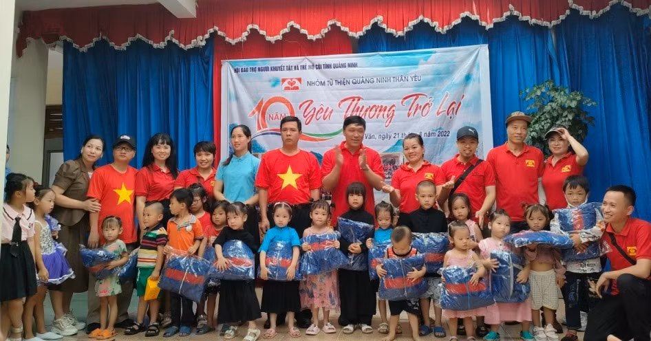 Nhóm Từ thiện Quảng Ninh thân yêu tặng quà cho trẻ mầm non tại xã Đồng Văn, huyện Bình Liêu.