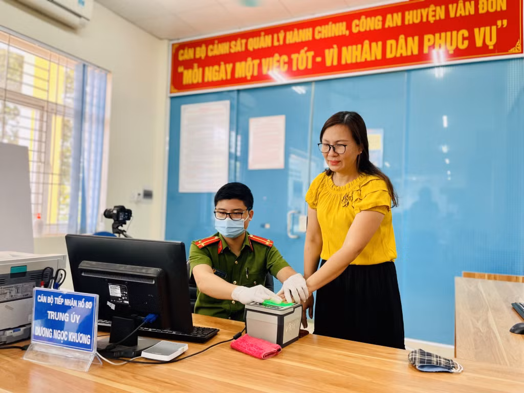 Công an huyện Vân Đồn thao tác cấp CCCD gắn chip cho công dân.