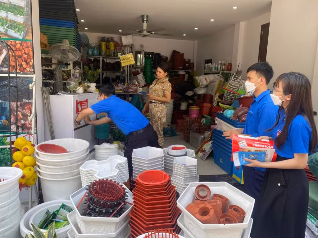 Tổ công nghệ số cộng đồng của Thành Đoàn Cẩm Phả tuyên truyền, hướng dẫn các cơ sở kinh doanh trên địa bàn thanh toán không dùng tiền mặt.