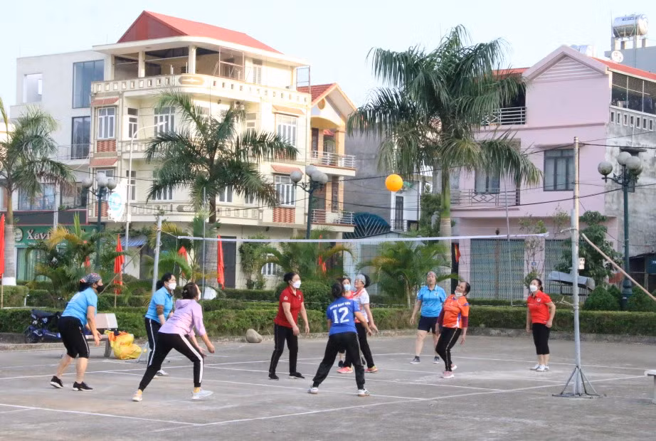 Nhân dân thị trấn Bình Liêu tập luyện môn bóng chuyền hơi nâng cao sức khỏe.