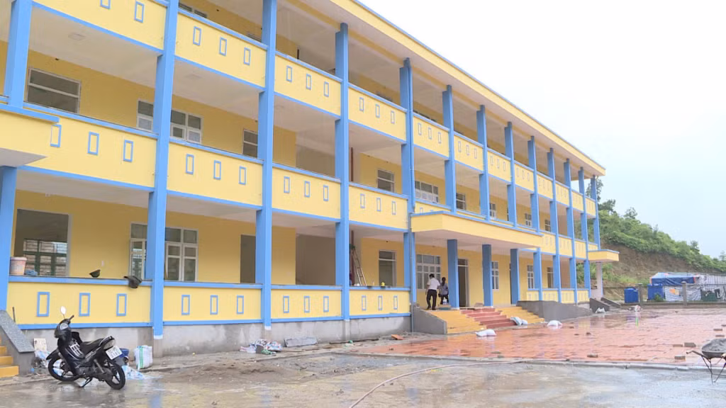 Dãy nhà mới xây của Trường TH&amp;THCS Núi Mằn (xã Thống Nhất, TP Hạ Long) đã hoàn thiện, sẵn sàng đón học sinh trong năm học mới.