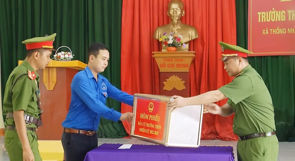Thiếu tá Nguyễn Tiến Hưng (bên phải) tham gia giữ gìn, đảm bảo ANTT bầu trưởng thôn 