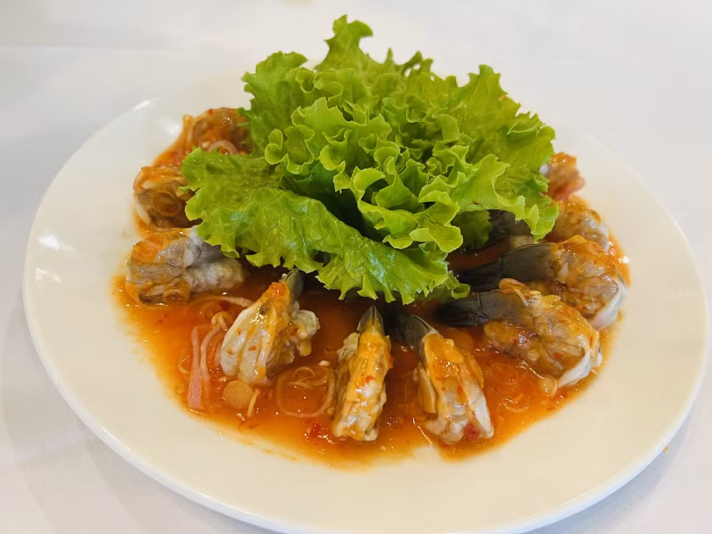 Gỏi tôm chua ngọt là món ăn hội tụ được cả về màu sắc bắt mắt và hương vị chua cay ngọt hòa quyện.