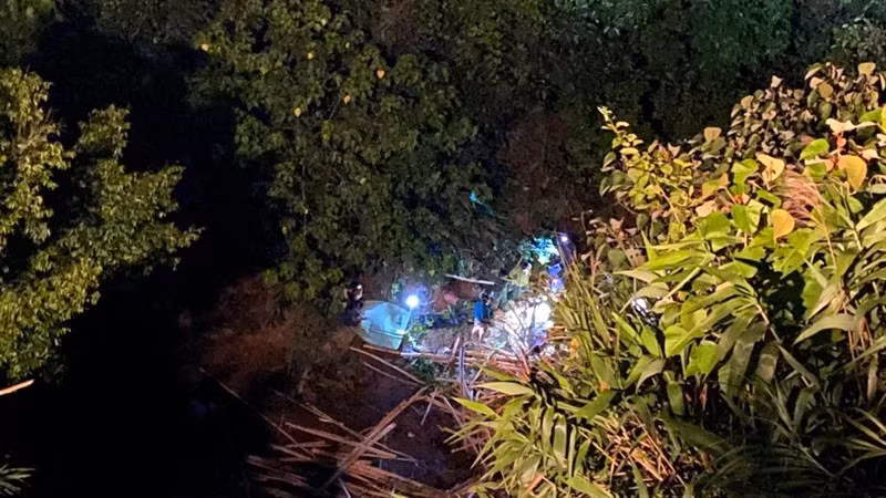 Lực lượng cứu hộ đang tìm kiếm, đưa nạn nhân ra khỏi vực sâu.