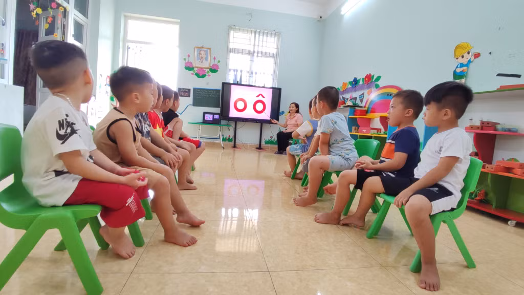 Trẻ 5 tuổi được tăng cường dạy tiếng Việt tại Trường Mầm non thị trấn Bình Liêu.