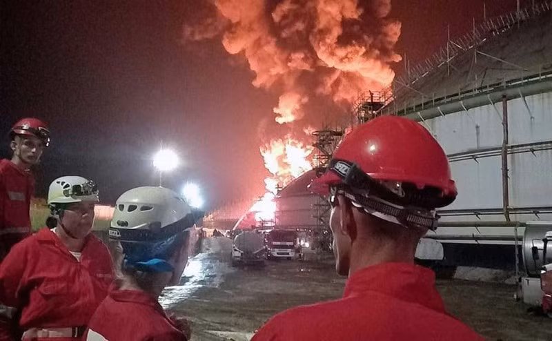 Ít nhất 17 nhân viên cứu hỏa mất tích và khoảng 5.000 cư dân của khu vực chung quanh đã được sơ tán - Thống đốc tỉnh Matanzas, Mario Sabines, cho biết.Trong ảnh, các nhân viên của Hội Chữ thập đỏ tham gia công tác dập lửa ở cảng siêu tàu Matanzas.