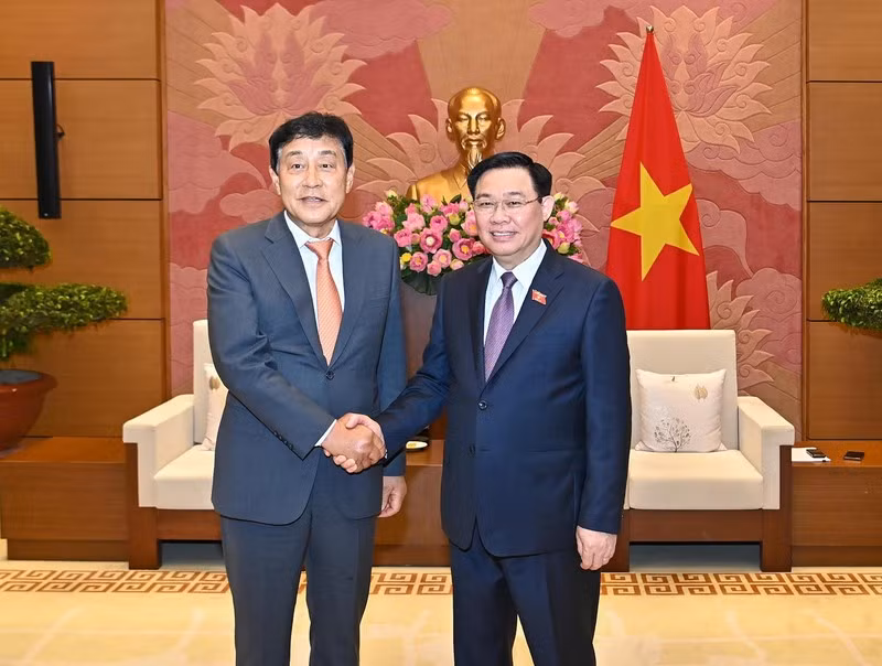 Chủ tịch Quốc hội Vương Đình Huệ và ông Kim Jung Tai tại buổi tiếp. (Ảnh Duy Linh)