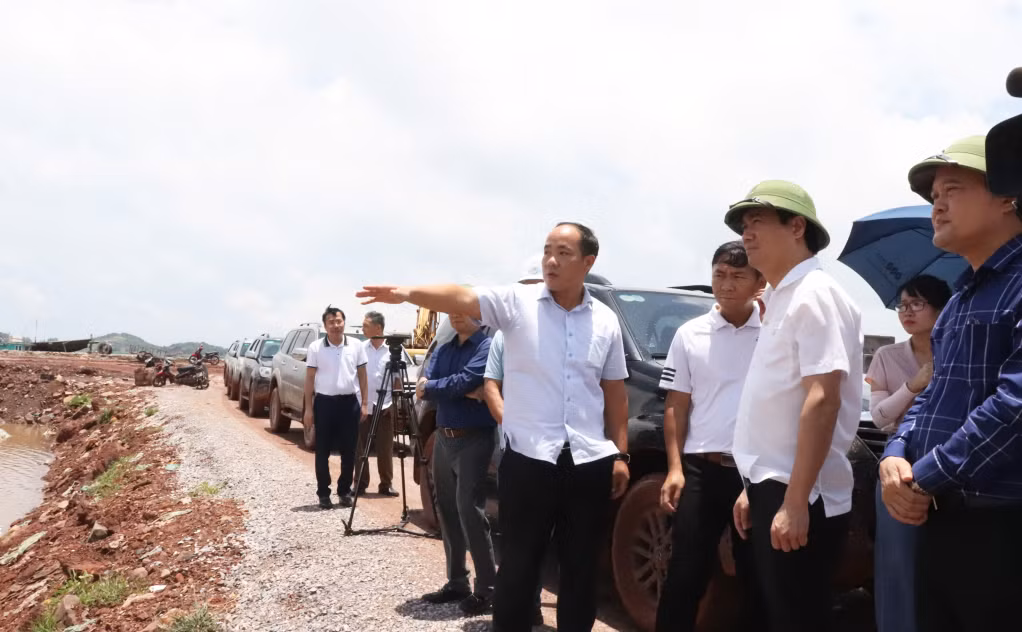 Chủ tịch UBND tỉnh kiểm tra tình hình, tiến độ triển khai bến Cảng tổng hợp Vạn Ninh (Giai đoạn I) và tiến độ đường kết nối từ đường Cao tốc Vân Đồn-Móng Cái đến Cảng Vạn Ninh, TP Móng Cái.