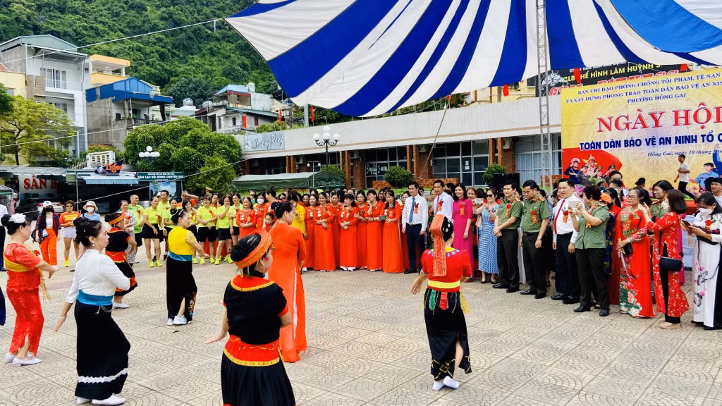 Tiết mục biểu diễn dân vũ của nhân dân phường Hồng Gai tại Ngày hội.