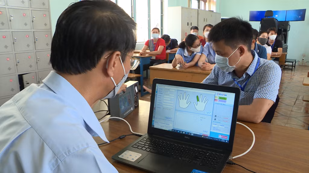 Giám sát, điểm danh bằng vân tay đảm bảo học viên tham gia đầy đủ các tiết học tại Trường Cao đẳng Công nghiệp và Xây dựng (TP Uông Bí).