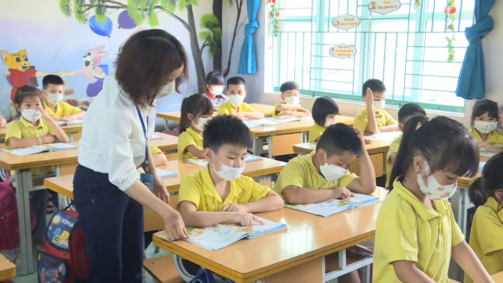 Cô giáo Hoàng Thị Hồng Vân hướng dẫn học sinh đọc bài.