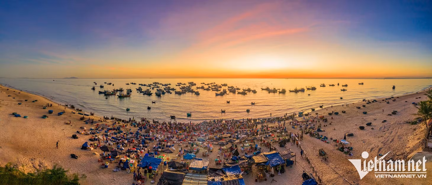 Khu chợ truyền thống Tam Tiến (Núi Thành, Quảng Nam) hoạt động ngay trên bãi biển, hiện lên vẻ đẹp nguyên sơ, dân dã.