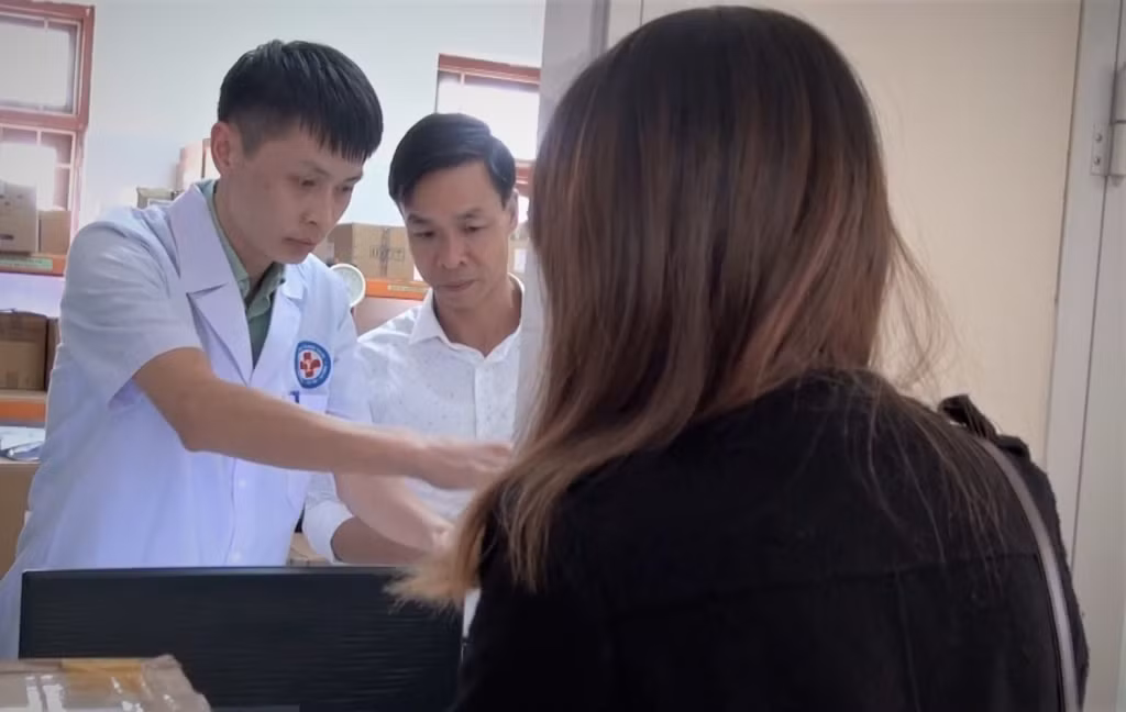 Cấp phát thuốc điều trị kháng vi rút (ARV) cho bệnh nhân.