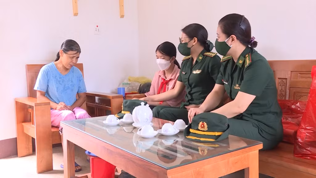 Hội LHPN BĐBP tỉnh thăm tặng quà động viên em Ma Thùy Trang, học sinh lớp 8B, Trường phổ thông dân tộc nội trú huyện Bình Liêu nhân dịp chuẩn bị năm học mới 2022-2023.