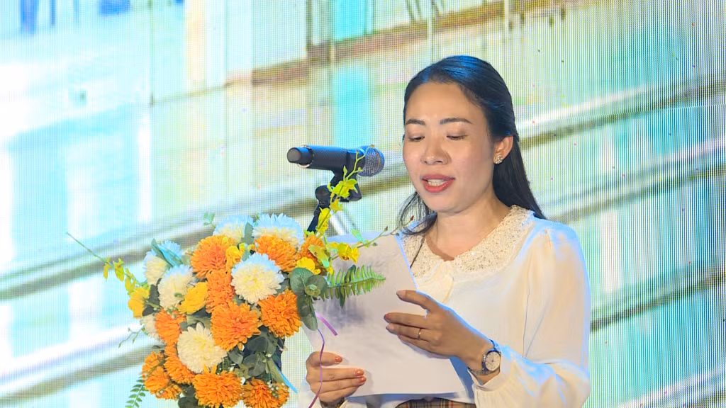 Bà Bùi Thị Vân Anh, Giám đốc Cung Văn hóa thanh thiếu nhi Quảng Ninh trình bày báo cáo tổng kết.