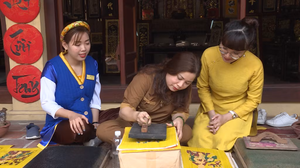 Du khách trải nghiệm làm tranh dân gian Đông Hồ tại Yên Tử.