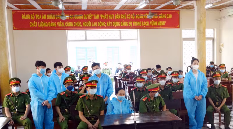 Các bị cáo tại tòa.