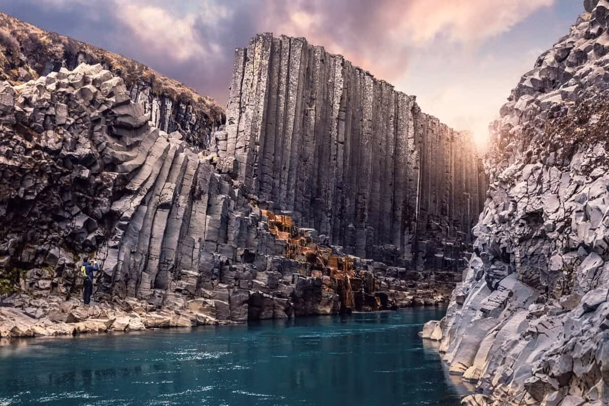 Hẻm núi đẹp siêu thực ở Iceland ảnh 6 Hem nui Studlagil o Iceland anh 8