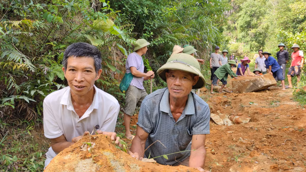 Ông Lý Văn Linh cùng bà con thôn Pò Đán chung sức làm đường. (Ảnh chụp ngày 29/7/2022)