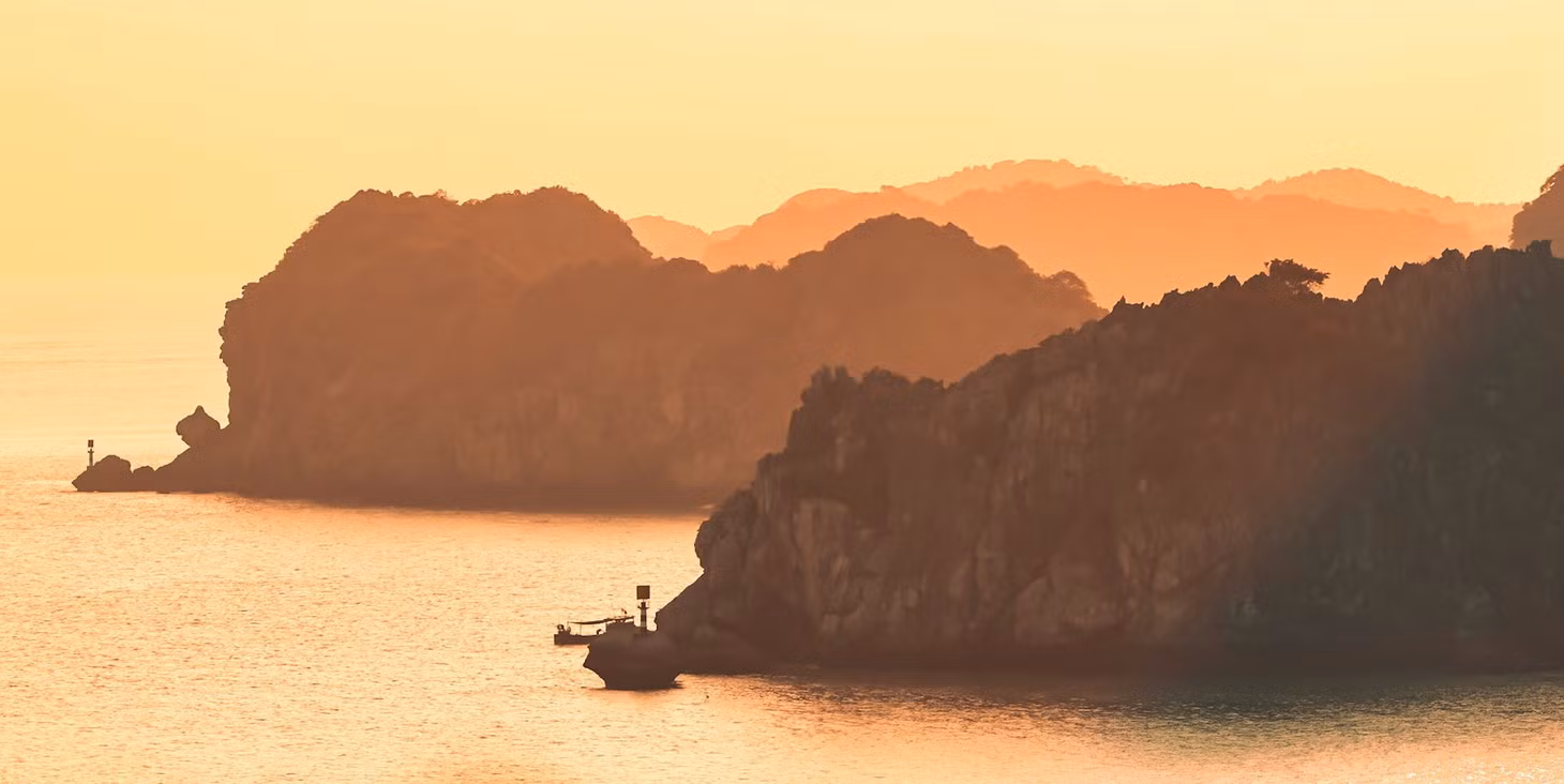 Vịnh rộng khoảng 7000ha, trong đó có 5400ha thuộc về khu dự trữ sinh quyển được UNESCO công nhận - Vườn Quốc gia Cát Bà