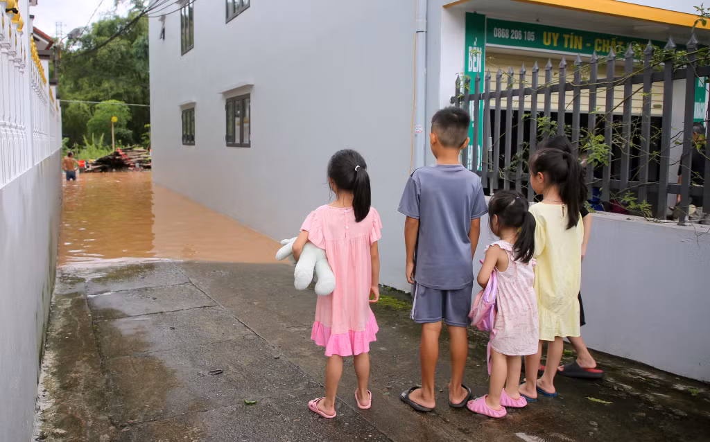 Các bạn nhỏ lần đầu tiên được chứng kiến trận lũ trên dòng sông quê hương.
