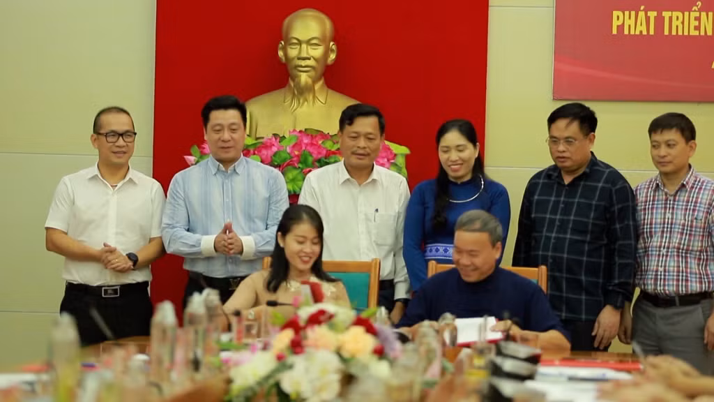 UBND huyện Bình Liêu ký kết hợp tác với Công ty lữ hành HanoiTourism hỗ trợ đào tạo, tập huấn kỹ năng, cách thức làm du lịch cộng đồng cho người dân.