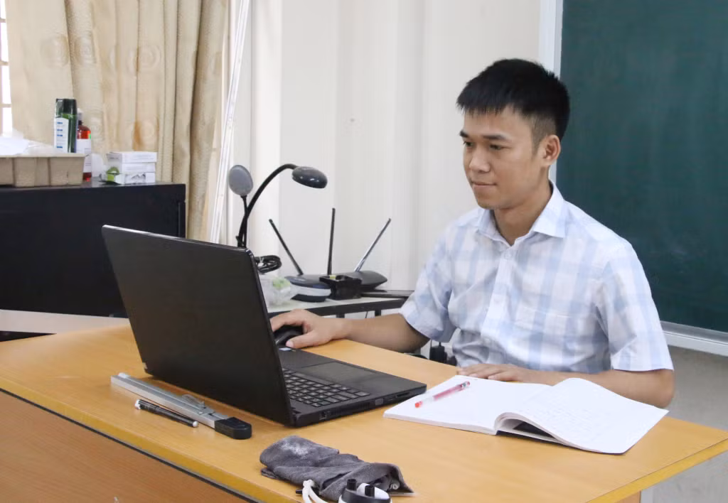 Thầy Vũ Trường Xuân luôn tích cực nghiên cứu tài liệu phục vụ giảng dạy.