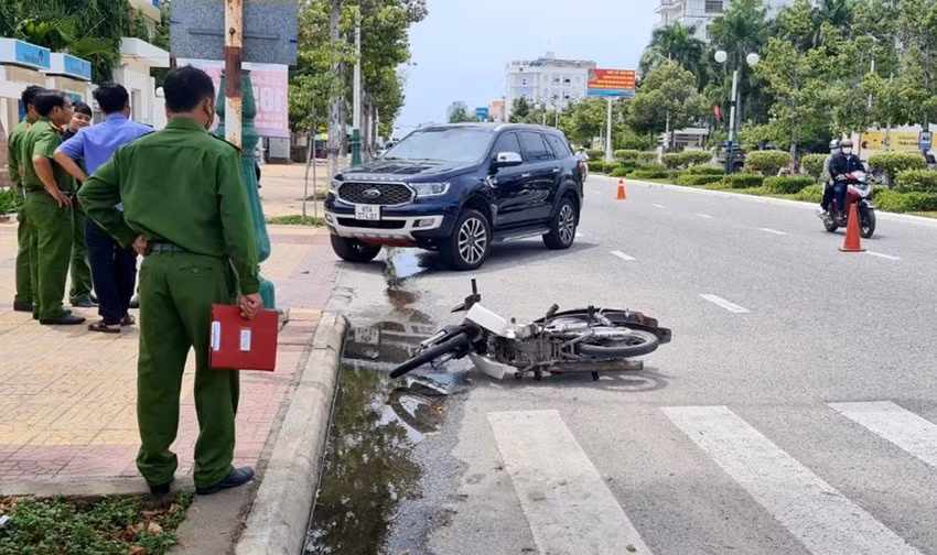 Công an dựng lại hiện trường tai nạn giữa ôtô và xe máy khiến nữ sinh lớp 12 tử vong. Ảnh: Hải An.