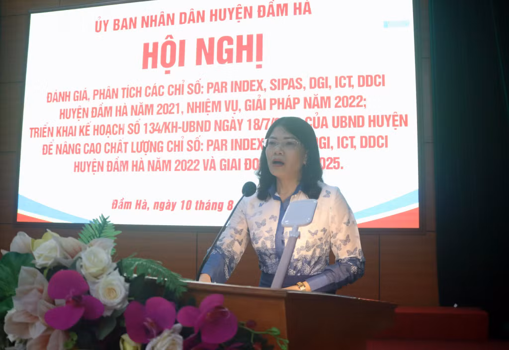 Đồng chí Đỗ Thị Ninh Hường, Tỉnh ủy viên, Bí thư Huyện ủy phát biểu chỉ đạo tại hội nghị.