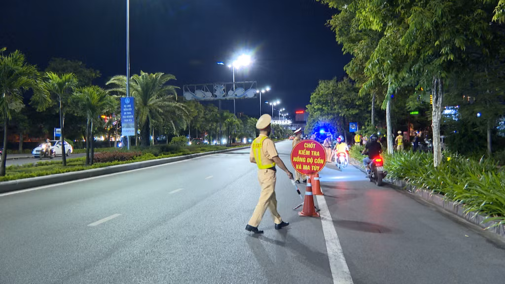 Đội CSGT-TT Công an TP Hạ Long kiểm tra vi phạm về nồng độ cồn và chất ma túy của lái xe tại Bãi Cháy.