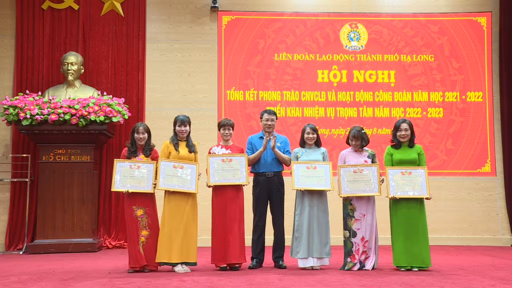 LĐLĐ tỉnh tặng bằng khen cho 5 công đoàn cơ sở có thành tích xuất sắc trong năm học 2021-2022.