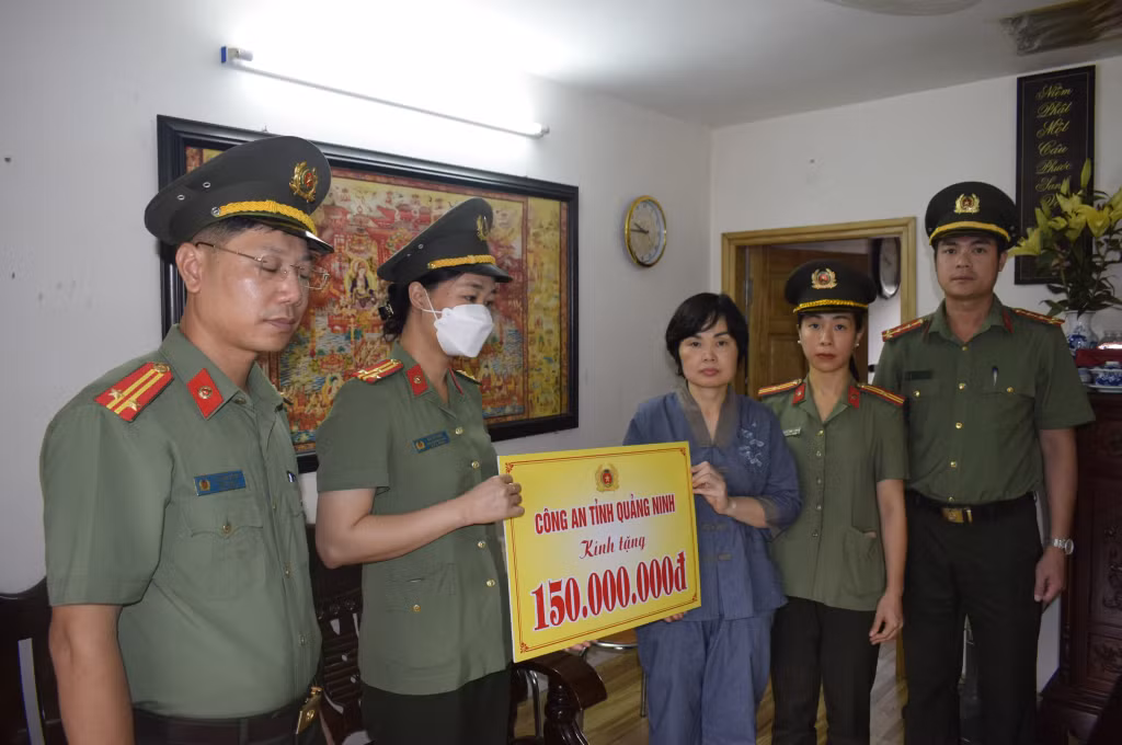Đoàn công tác trao tặng số tiền quyên góp ủng hộ đến thân nhân liệt sĩ Nguyễn Đình Phúc.