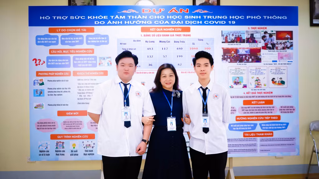Lê Quang Minh (phải) cùng với cô giáo Trương Thị Hằng và Lê Tuấn Minh thực hiện đề tài “Hỗ trợ sức khỏe tâm thần cho học sinh THPT do ảnh hưởng của đại dịch Covid-19” đoạt giải ba cấp quốc gia Cuộc thi khoa học kỹ thuật dành cho học sinh trung học.