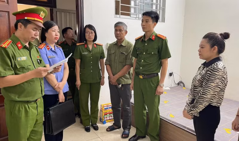 Thi hành quyết định khởi tố bị can, bắt tạm giam đối với Phạm Thị Lan Anh.