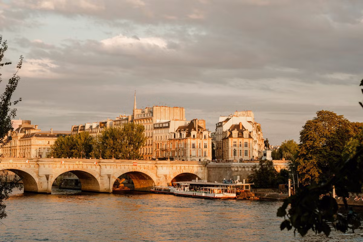 Trên ảnh là một cây cầu khác bắc qua sông Seine, nổi tiếng và đẹp không kém cầu tình yêu - Pont neuf. Cầu nằm ở trung tâm thành phố, nối tả ngạn sông Seine với đảo Île de la Cité rồi tới hữu ngạn.