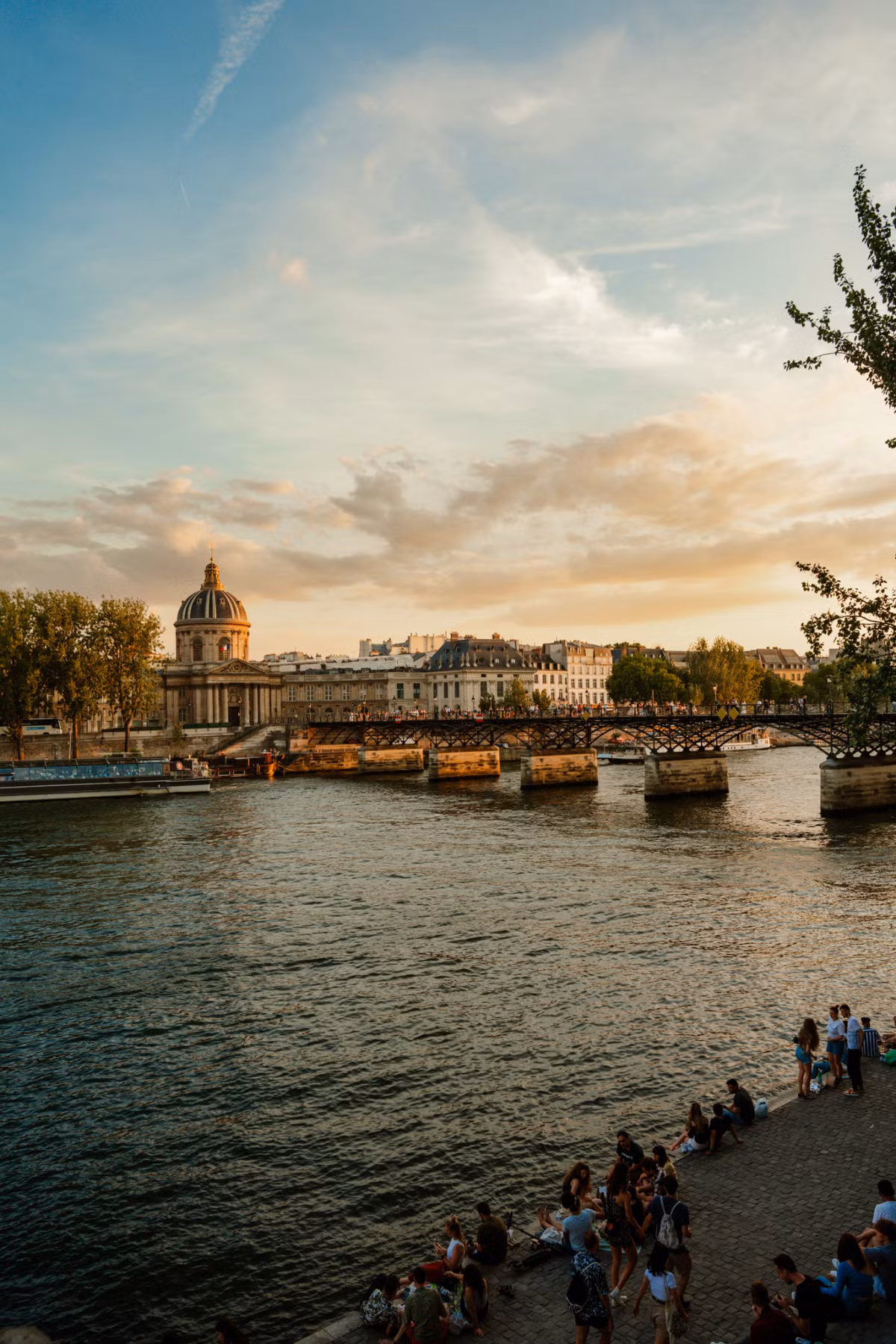 Lukas cho biết, mùa hè ở Paris thường dao động 18 đến 30 độ C, hoặc thấp hơn. Buổi sáng nhiệt độ từ 18 đến 22 độ C, chiều lên đến 30 độ C rồi giảm dần. Trên ảnh, người dân Paris cùng bạn bè ra tụ tập bên bờ sông Seine nổi tiếng, hóng mát, trò chuyện. Đây là nơi mà người dân thường ra vào mỗi dịp cuối tuần.
