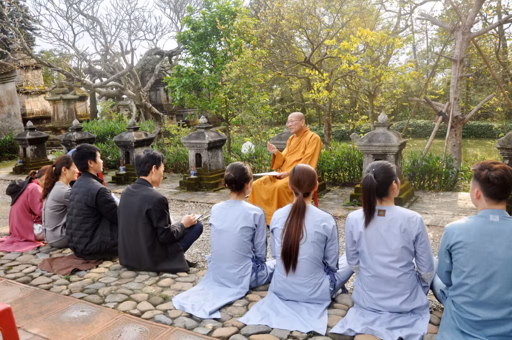 Các phật tử, du khách nghe giảng về cuộc đời, sự nghiệp tu hành của Phật hoàng Trần Nhân Tông tại Yên Tử.