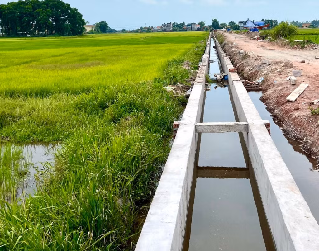 Tuyến mương dài 1,1 km tại thôn 5, xã Hải Đông cũng đã được đơn vị thi công hoàn trả, đảm bảo sản xuất nông nghiệp của người dân.