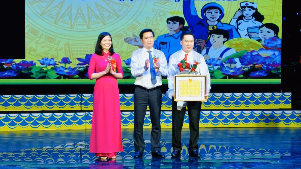 Đồng chí Nguyễn Tường Văn, Chủ tịch UBND tỉnh, trao Bằng khen của Bộ trưởng Bộ Công an cho nhân dân và cán bộ phường Hồng Gai vì có thành tích xuất sắc trong phong trào Toàn dân bảo vệ ANTQ năm 2021.